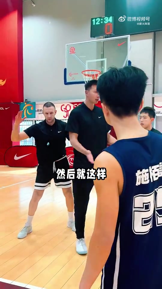 干货！易建联亲自示范内线卡位要球 抢占位置+对抗控重心